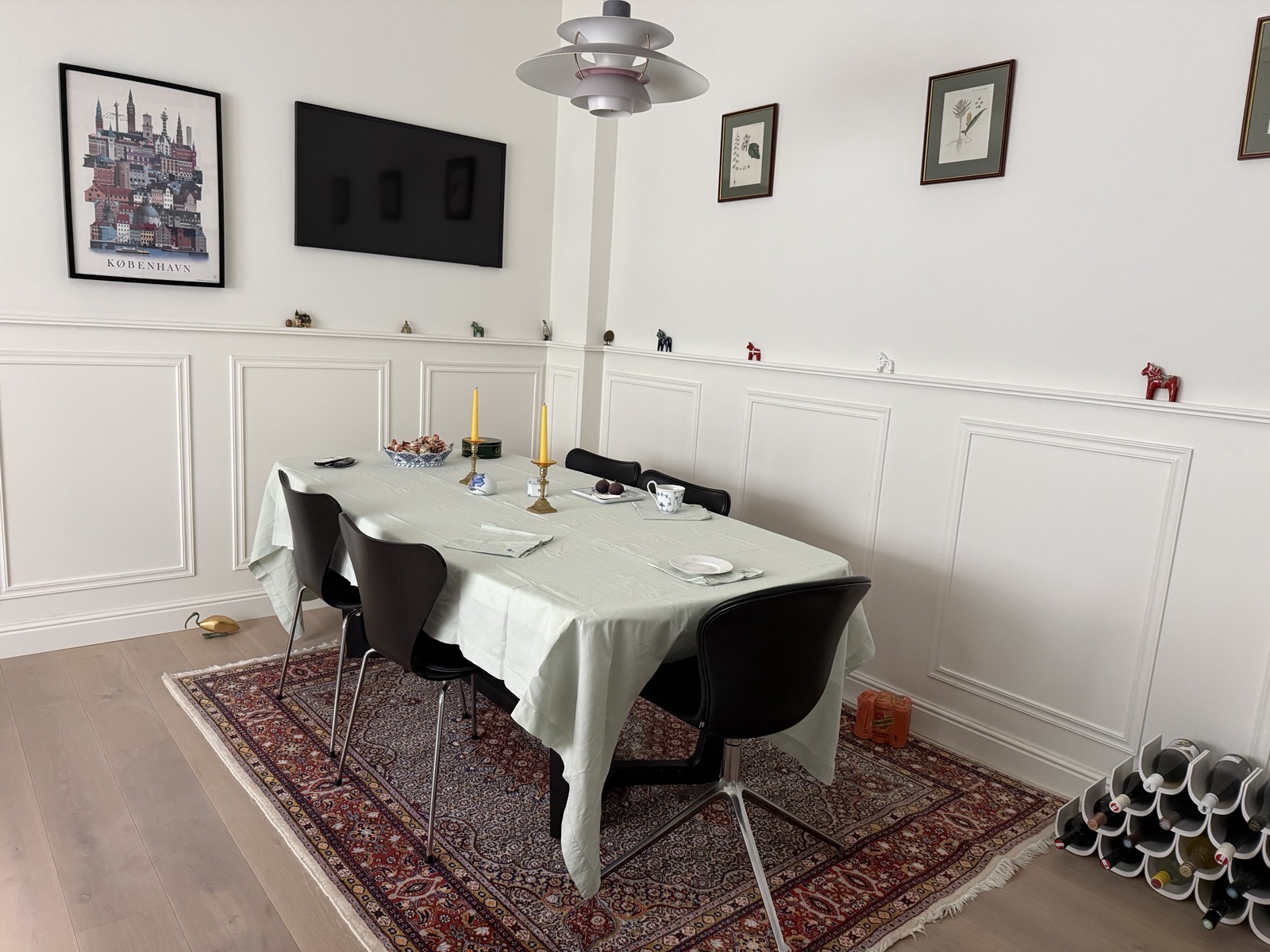 Dining area and pendant lamp